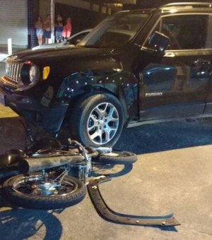 Falta de sinalização de veículo provoca atropelamento de motociclista