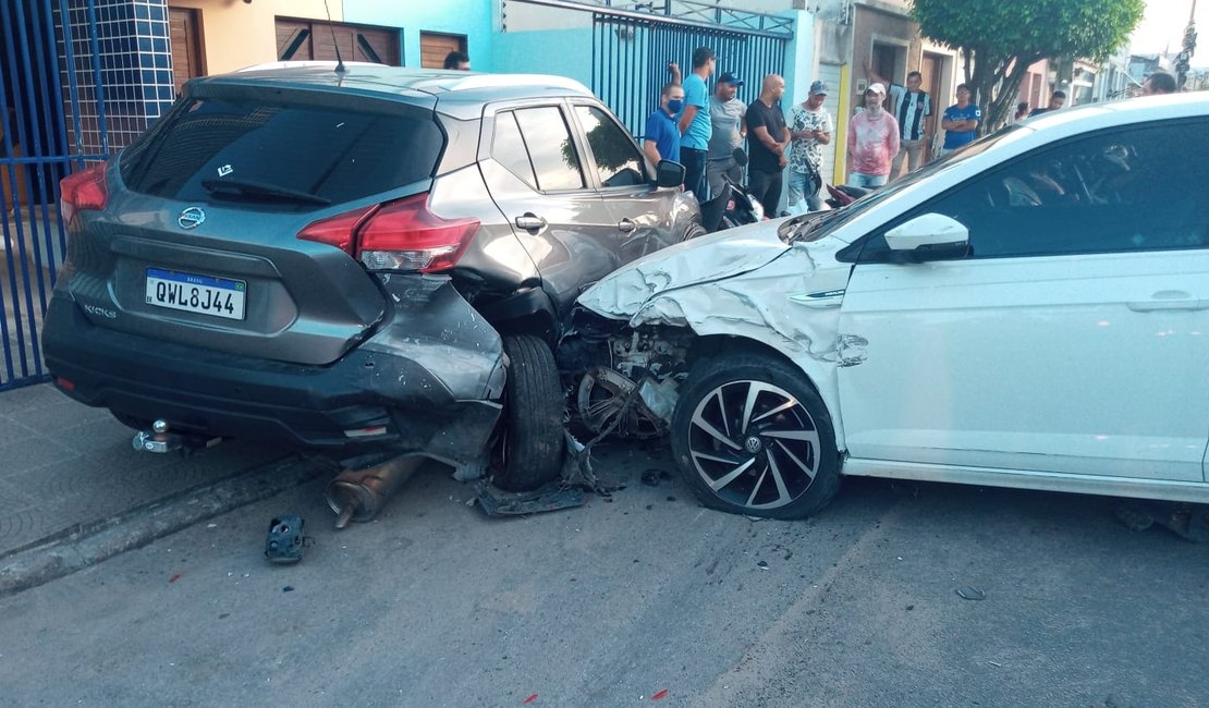 [Vídeo] Discussão de trânsito acaba em acidente no Alto do Cruzeiro, em Arapiraca