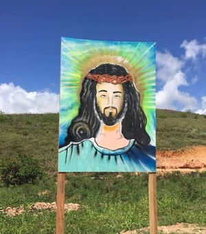 Artista expõe painel de Jesus Cristo em conjunto da periferia de Maragogi