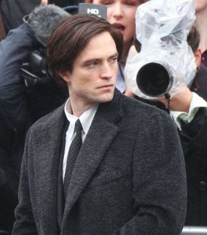 Robert Pattinson volta a ser visto nas filmagens de Batman no Reino Unido