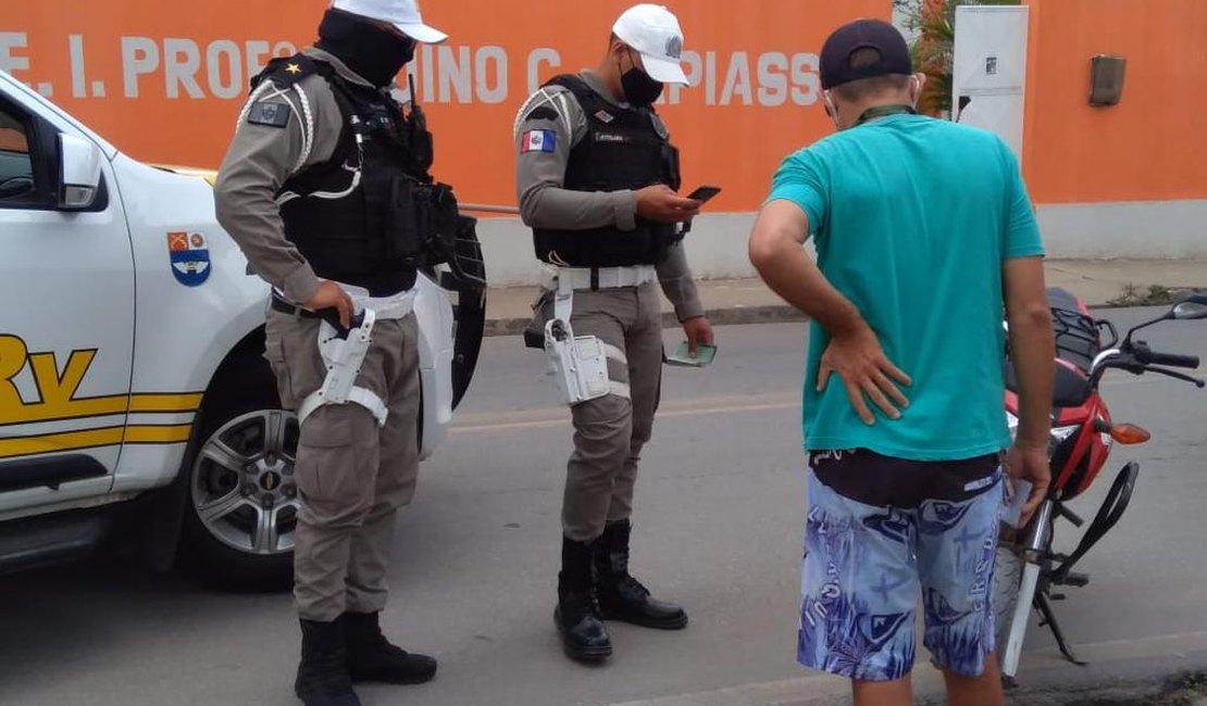 BPRv aborda 65 veículos e 73 pessoas durante patrulhamento em Rio Largo