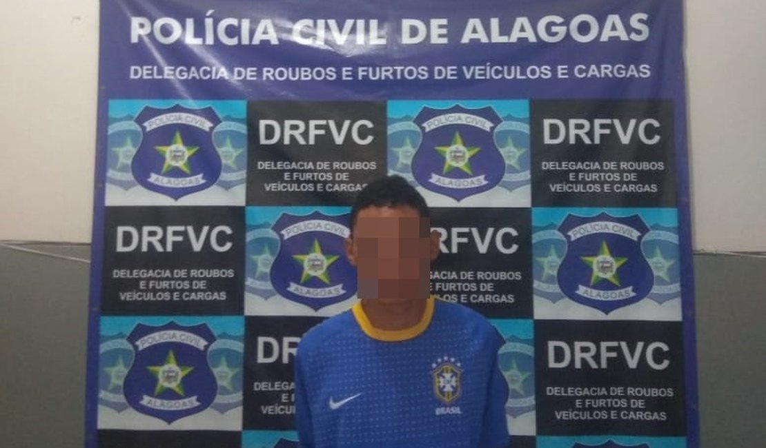 Jovem é preso com motocicleta roubada em ação policial em Maceió