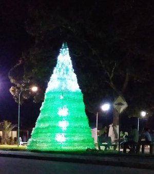 Moradores confeccionam árvore natalina com garrafas pet em Teotônio Vilela