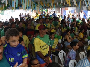 Comunidade de São Bento se reúne para assistir estreia de Geyse Ferreira
