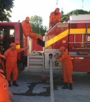 Bombeiros utilizam 4 mil litros de água para apagar incêndio em terreno com lixo em Penedo