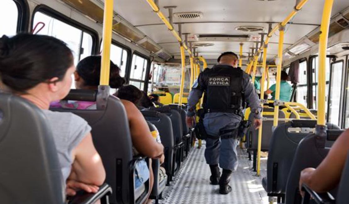 Suspeito é preso armado dentro de micro-ônibus