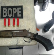 Jovem é detido com espingarda e munições no bairro de Cruz das Almas