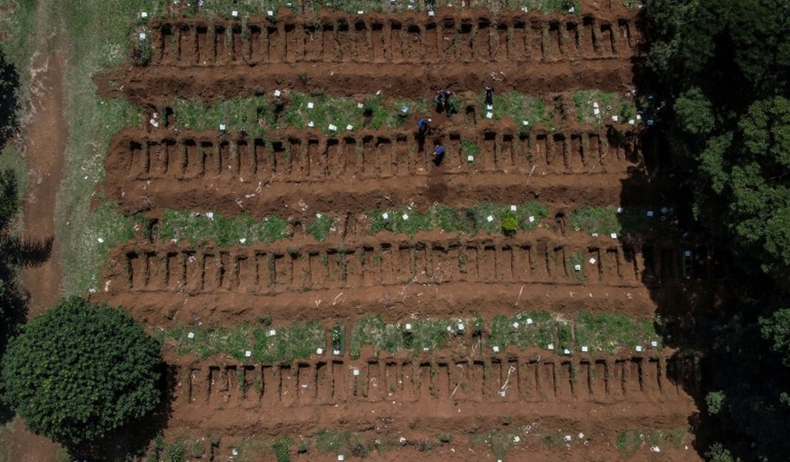 Com alta demanda, cemitério de SP abre 90 covas por dia