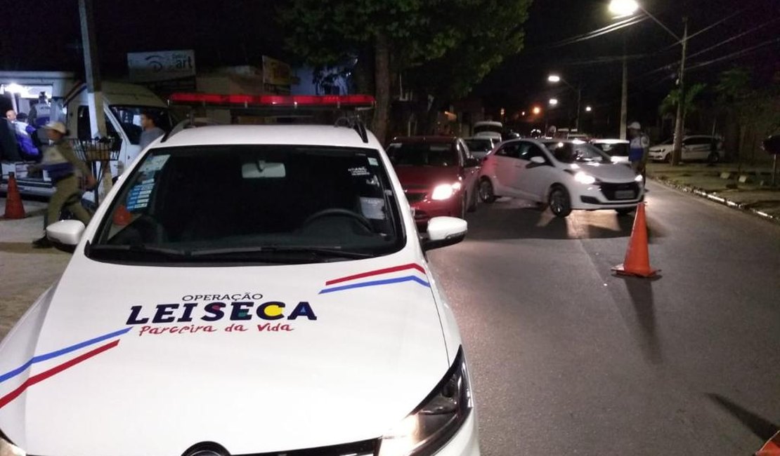 Operação da Lei Seca autua motorista embriagados em Maceió 