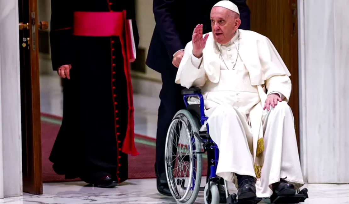Papa usa cadeira de rodas em público pela primeira vez após crise de dores no joelho