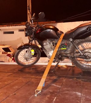 Trio foge da polícia e abandona motocicleta roubada em Maceió