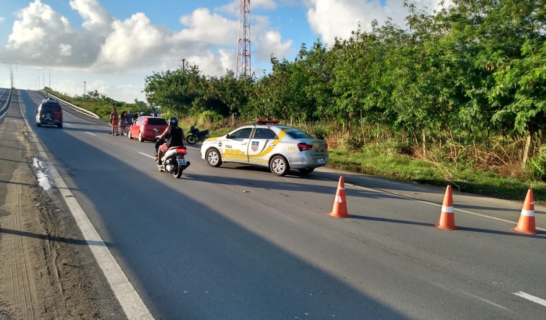 Acidente entre motociclista e ciclista deixa uma pessoa ferida, em Maceió