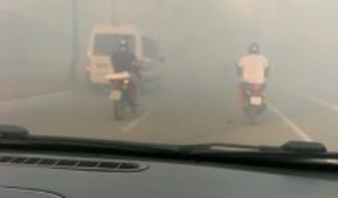 [Vídeo] Fumaça invade pista e assusta motoristas em acesso a Maceió
