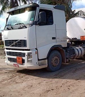 Caminhões são flagrados despejando Chorume de Aterro Sanitário na Praia do Sobral, em Maceió