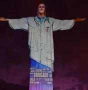 Cristo Redentor 'veste' jaleco para homenagear profissionais da saúde