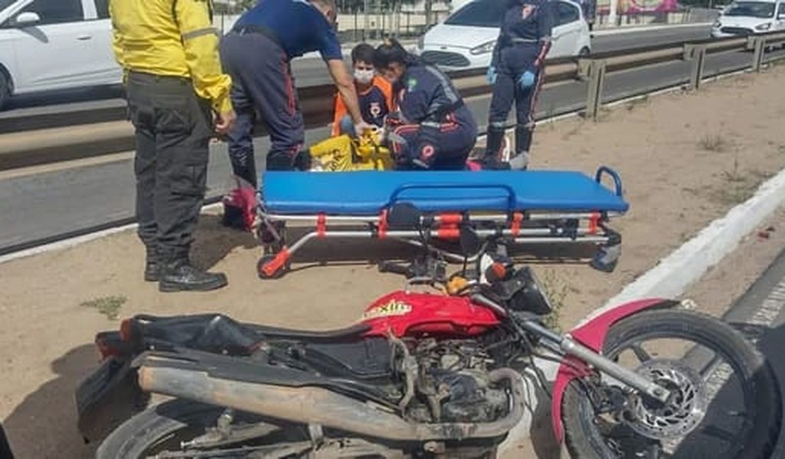 [Vídeo] Homem fica ferido em colisão envolvendo um carro e uma moto em frente ao shopping, em Arapiraca
