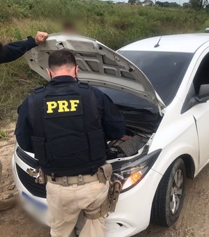 Polícia Rodoviária prende homem dirigindo automóvel roubado em Pilar