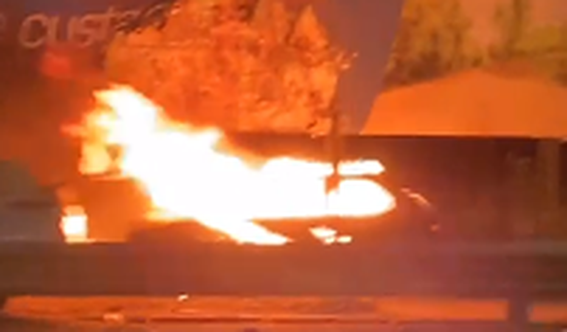 [Vídeo] Incêndio deixa veículo destruído em Arapiraca