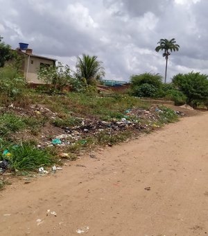 Moradores sofrem com acúmulo de lixo e falta de pavimentação em Rua de Palmeira dos Índios