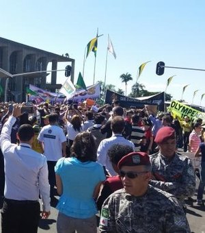Revezamento da tocha na Esplanada é acompanhado por manifestantes