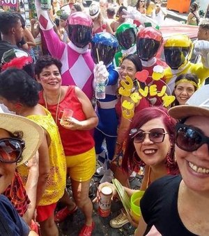 Fátima Bernardes e Túlio Gadêlha curtem bloco de carnaval disfarçados em Pernambuco