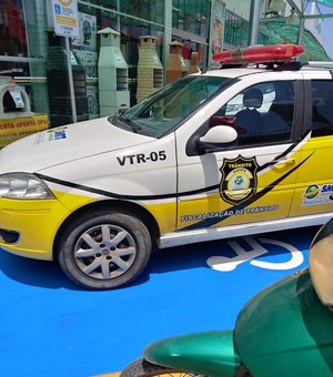 Veículo da SMTT de Arapiraca estaciona em vaga exclusiva para deficiente físico 