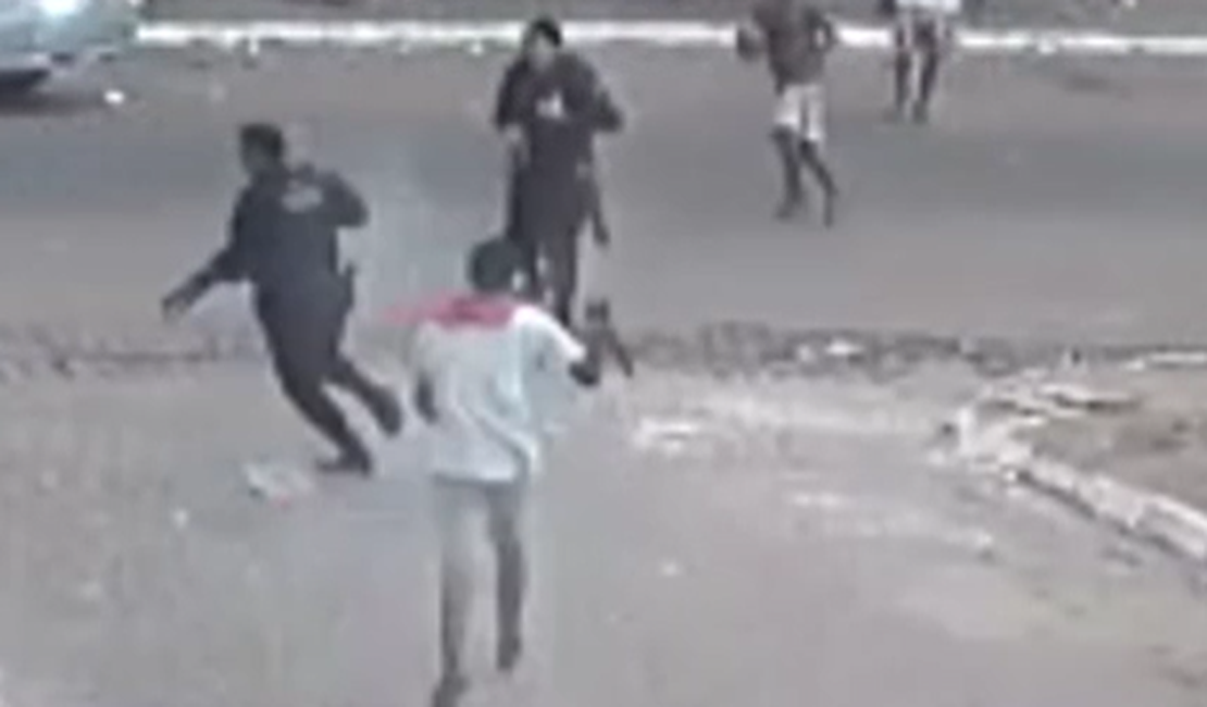 [Vídeo] Homem que atacou policiais com facão foi baleado, confirma PM