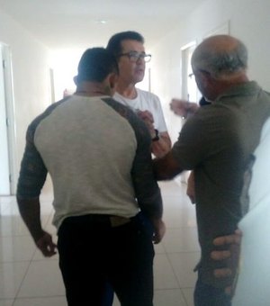 Cantor Beto Barbosa é preso após confusão em supermercado 