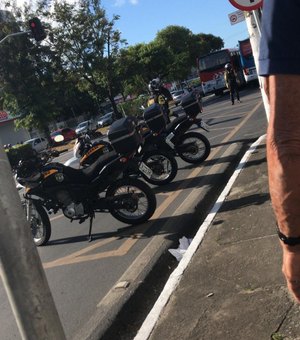 Novo protesto de ex-rodoviários da Veleiro bloqueia faixa azul da Fernandes Lima