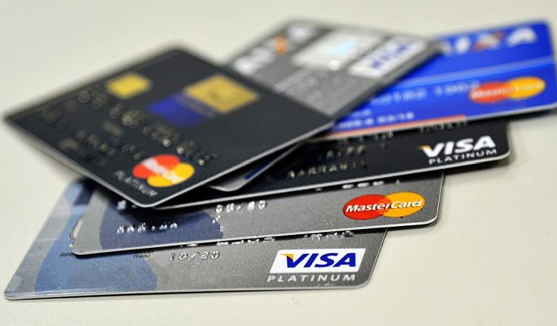 Senado aprova projeto que limita juros no cartão de crédito e cheque especial