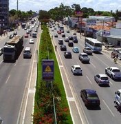 [Vídeo] Carro colide em placa de sinalização na Avenida Fernandes Lima