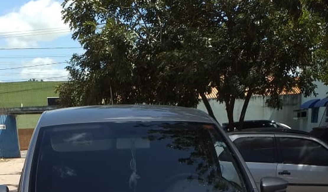 Veículo com queixa de roubo é apreendido pela Polícia Militar