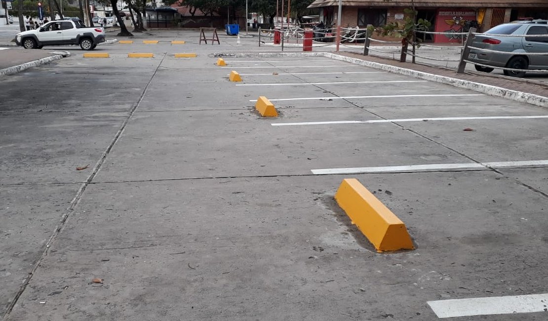 Veículos de turismo devem estacionar de forma intercalada na orla marítima