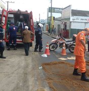 Ciclista sofre acidente ao deslizar em óleo diesel derramado na pista 