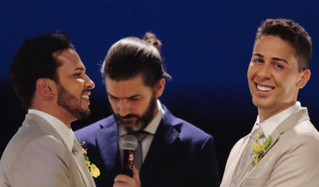 Criticado, Carlinhos Maia explica porque não beijou o noivo