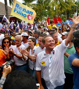 Multidão toma conta da orla de Maceió em apoio ao senador Renan
