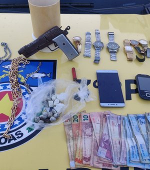 Denúncia de violência leva militares a prender supostos traficantes, drogas, celulares e dinheiro em Teotônio