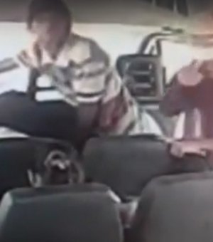 [Vídeo] Dupla invade van e rouba passageiros na BR-101