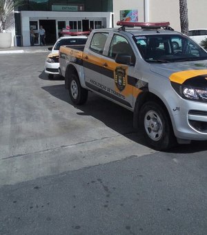 Motoristas são multados por estacionamento irregular em shopping de Maceió