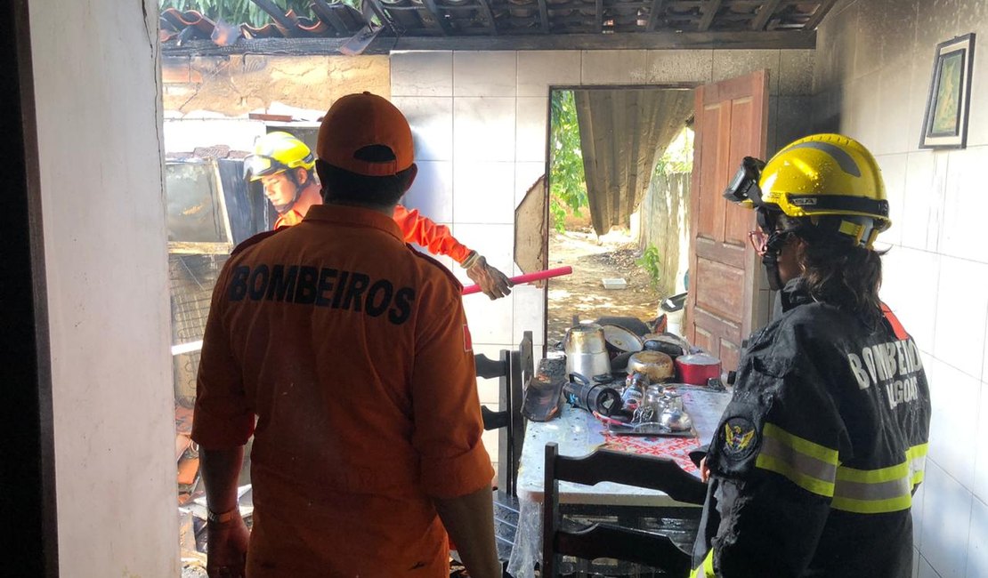 Incêndio destrói cozinha de residência em Penedo