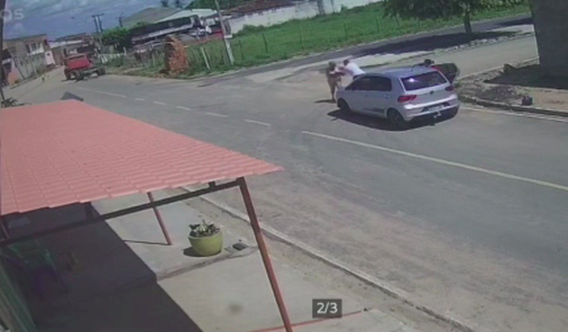 [Vídeo] Mesmo após resistir à investida, mulher tem celular roubado em Arapiraca