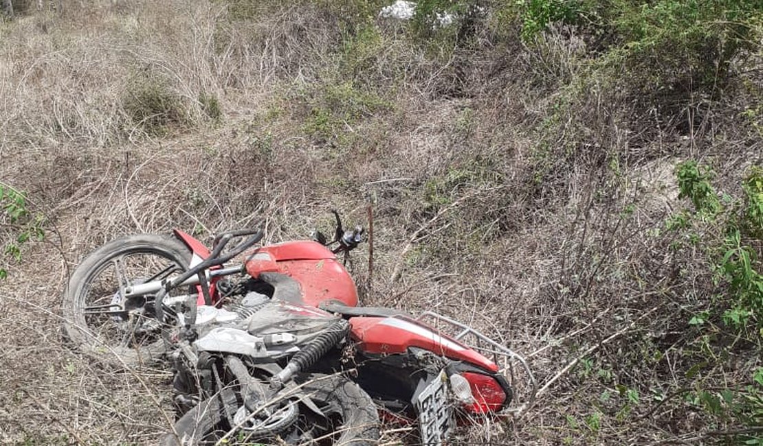 Motociclista perde controle cai em barranco e morre no Sertão