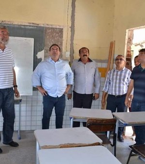 Luciano vistoria área para construção de mais escolas no Sertão