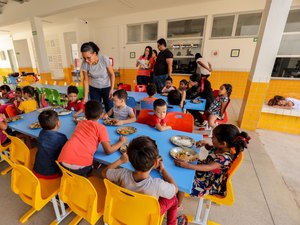 Reforço da alimentação escolar em Maceió tem investimentos de R$ 4,5 milhões a mais em 2023
