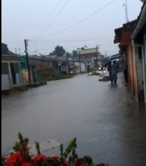 Chuva deixa moradores de União dos Palmares ilhados nesta segunda