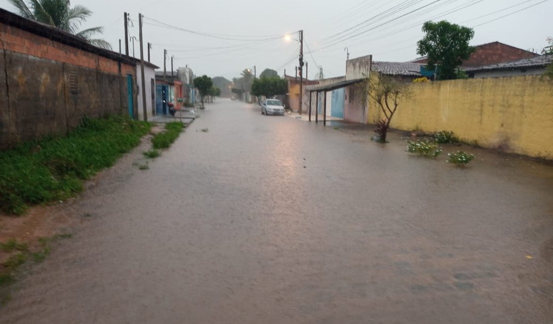 [Vídeo] Ruas próximo ao aeroporto, em Arapiraca, ficam alagadas com chuvas nesta segunda