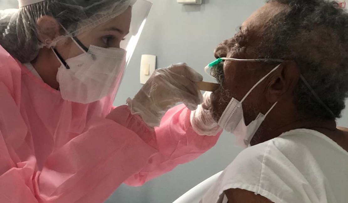 Dentista faz trabalho voluntário em Hospital de Campanha