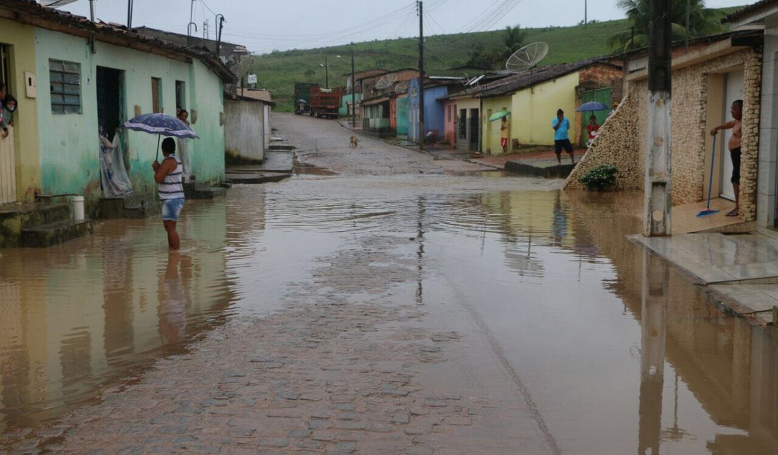 Após fortes chuvas, rio Jacuípe transborda, invade casas e deixa população em alerta 