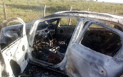 Carros foram queimados.