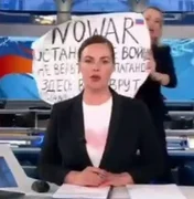 Jornalista que fez protesto antiguerra em TV é acusada de ser espiã